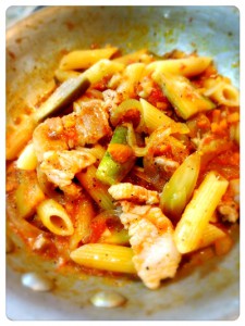 『塩麹漬け豚バラ肉で作るトマトペンネ』